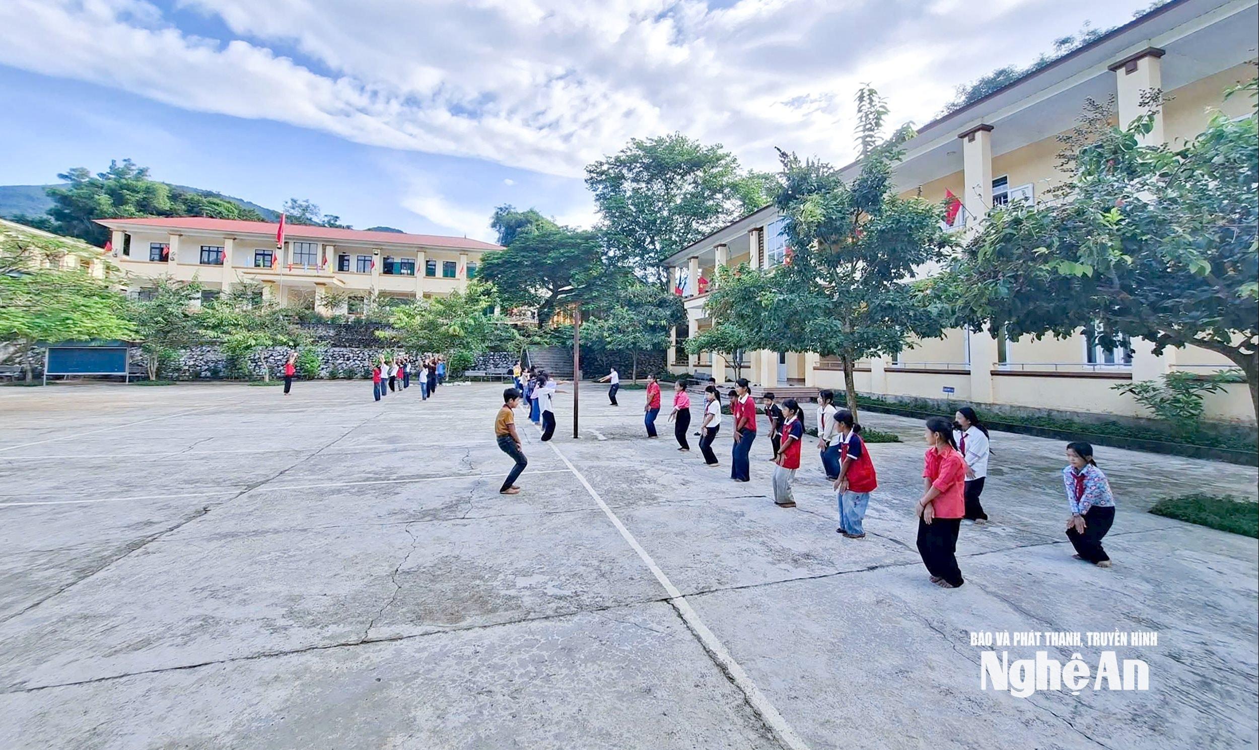 Một tiết học thể dục của hoc sinh Trường Phổ thông dân tộc bán trú THCS Nhôn Mai. Ảnh: MH