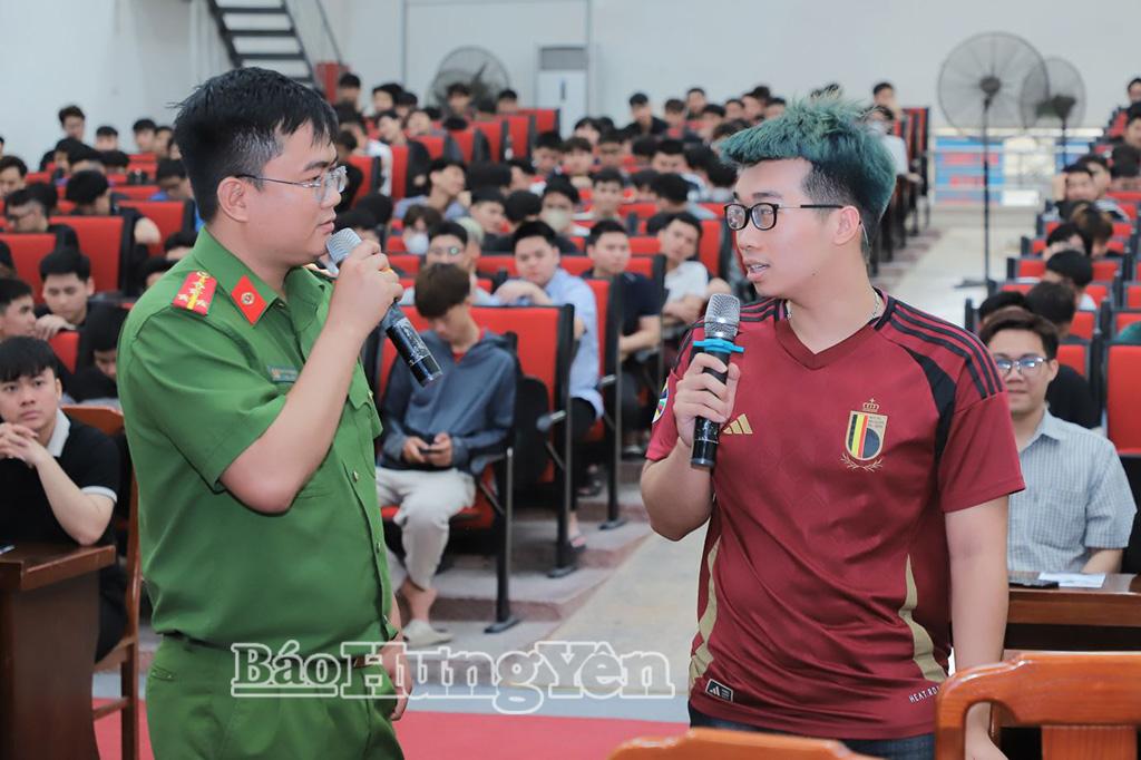 Ban Thanh niên Công an tỉnh tuyên truyền, PBGDPL tại Trường Đại học Sư phạmKỹ thuật Hưng Yên.