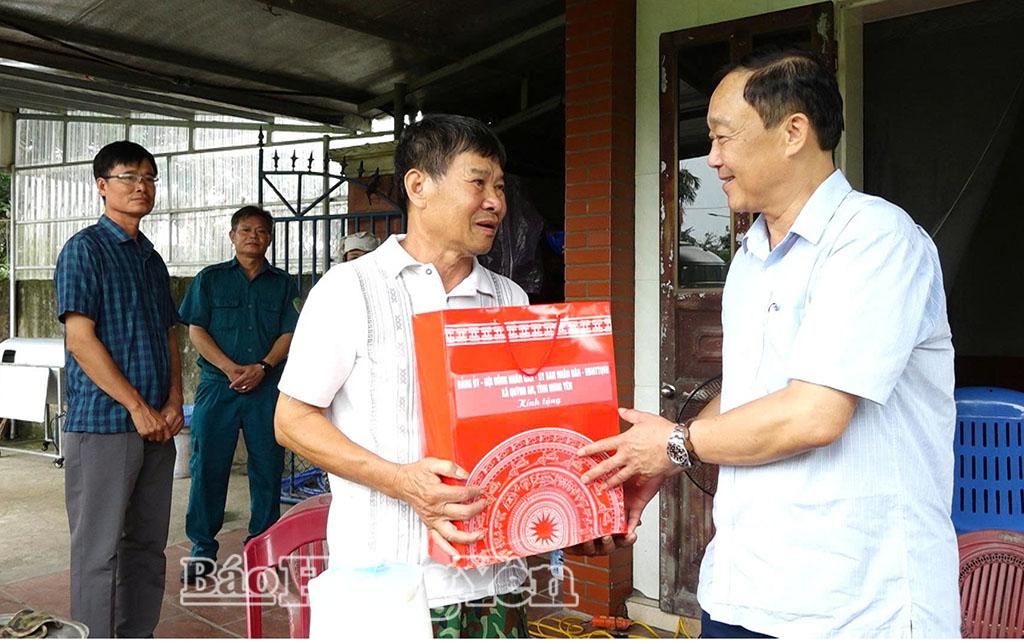 Lãnh đạo xã Quỳnh An thăm, tặng quà gia đình chính sách.