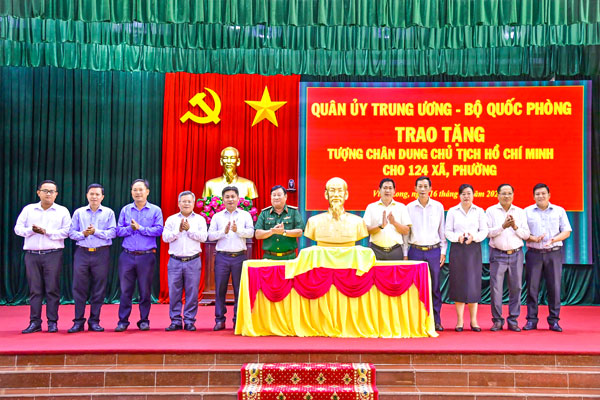 Thiếu tướng Nguyễn Văn Tiền- Ph&oacute; Tư lệnh Qu&acirc;n khu 9 v&agrave; l&atilde;nh đạo tỉnh thực hiện nghi thức trao tặng tượng ch&acirc;n dung Chủ tịch Hồ Ch&iacute; Minh cho c&aacute;c x&atilde;, phường tr&ecirc;n địa b&agrave;n tỉnh.