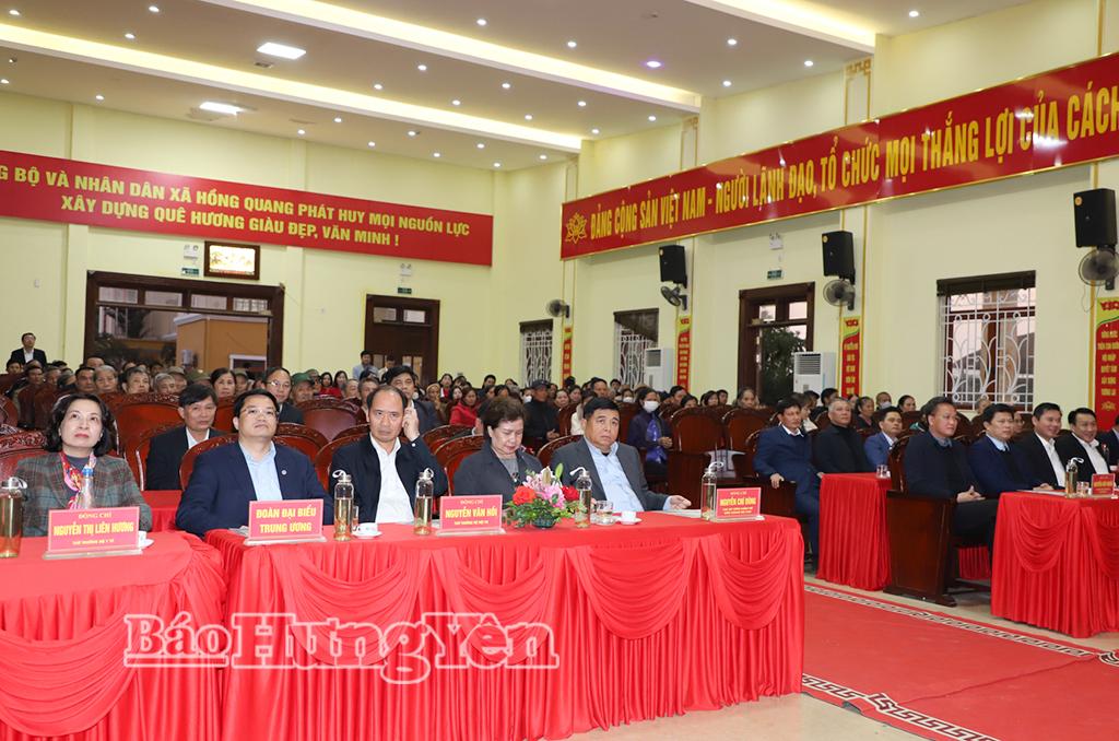 C&aacute;c đại biểu dự chương tr&igrave;nh tặng qu&agrave; tại x&atilde; Hồng Quang.