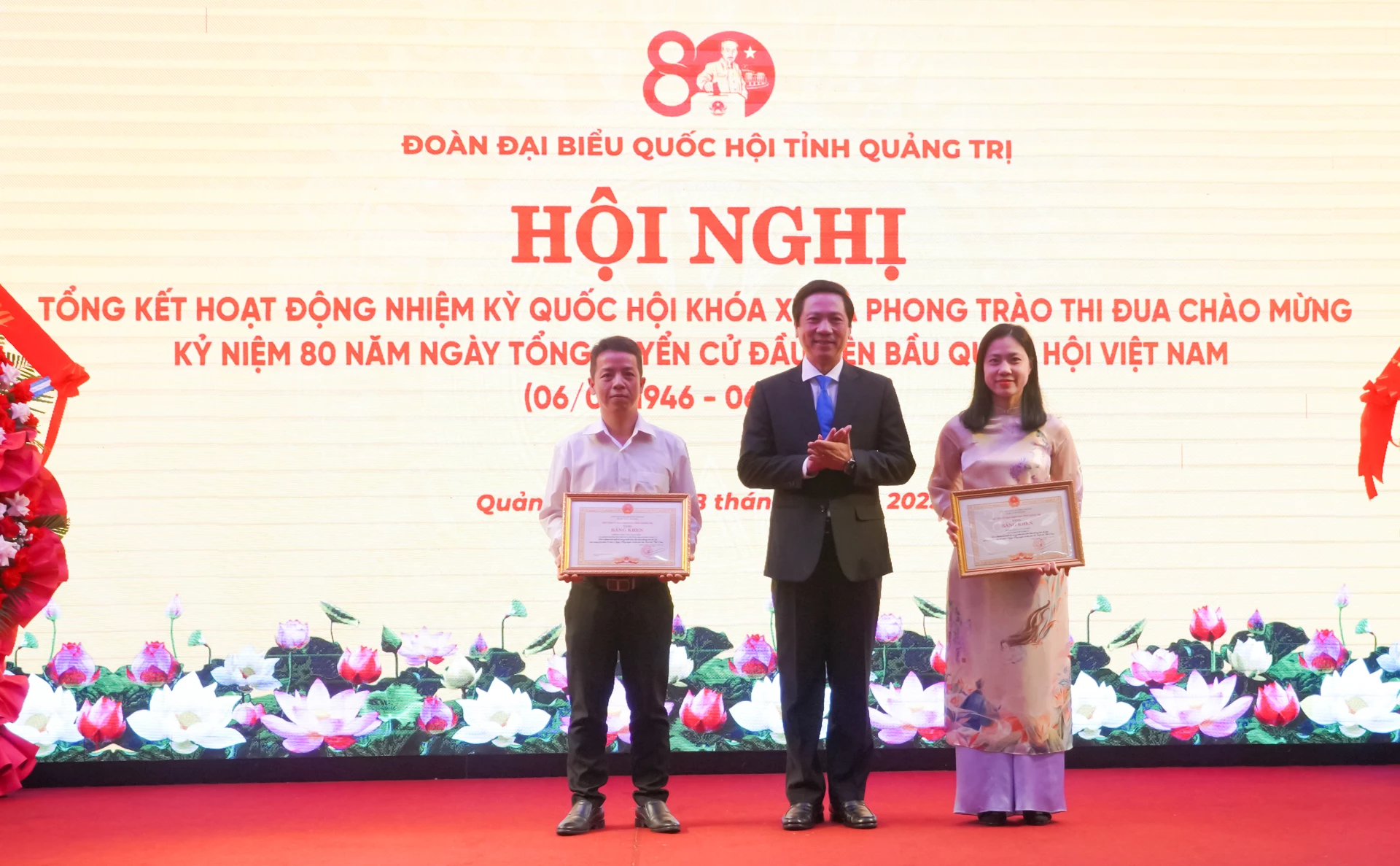 Đồng chí Hoàng Nam, Phó Chủ tịch Thường trực UBND tỉnh trao bằng khen của Chủ tịch UBND tỉnh cho các tập thể - Ảnh: N.H