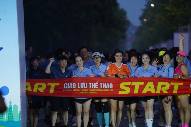 Sôi nổi giải chạy chào mừng 80 năm Ngày truyền thống Văn phòng Chính phủ- Ảnh 3. Sôi nổi giải chạy chào mừng 80 năm Ngày truyền thống Văn phòng Chính phủ- Ảnh 3.