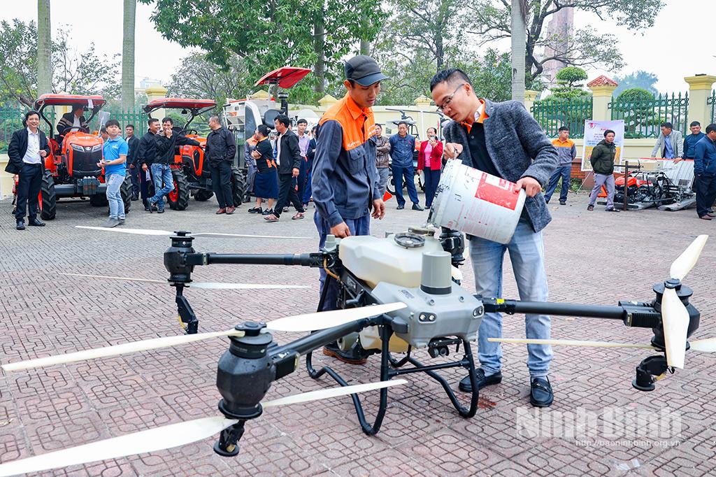 Mẫu m&aacute;y bay kh&ocirc;ng người l&aacute;i phục vụ phun thuốc trong sản xuất n&ocirc;ng nghiệp.