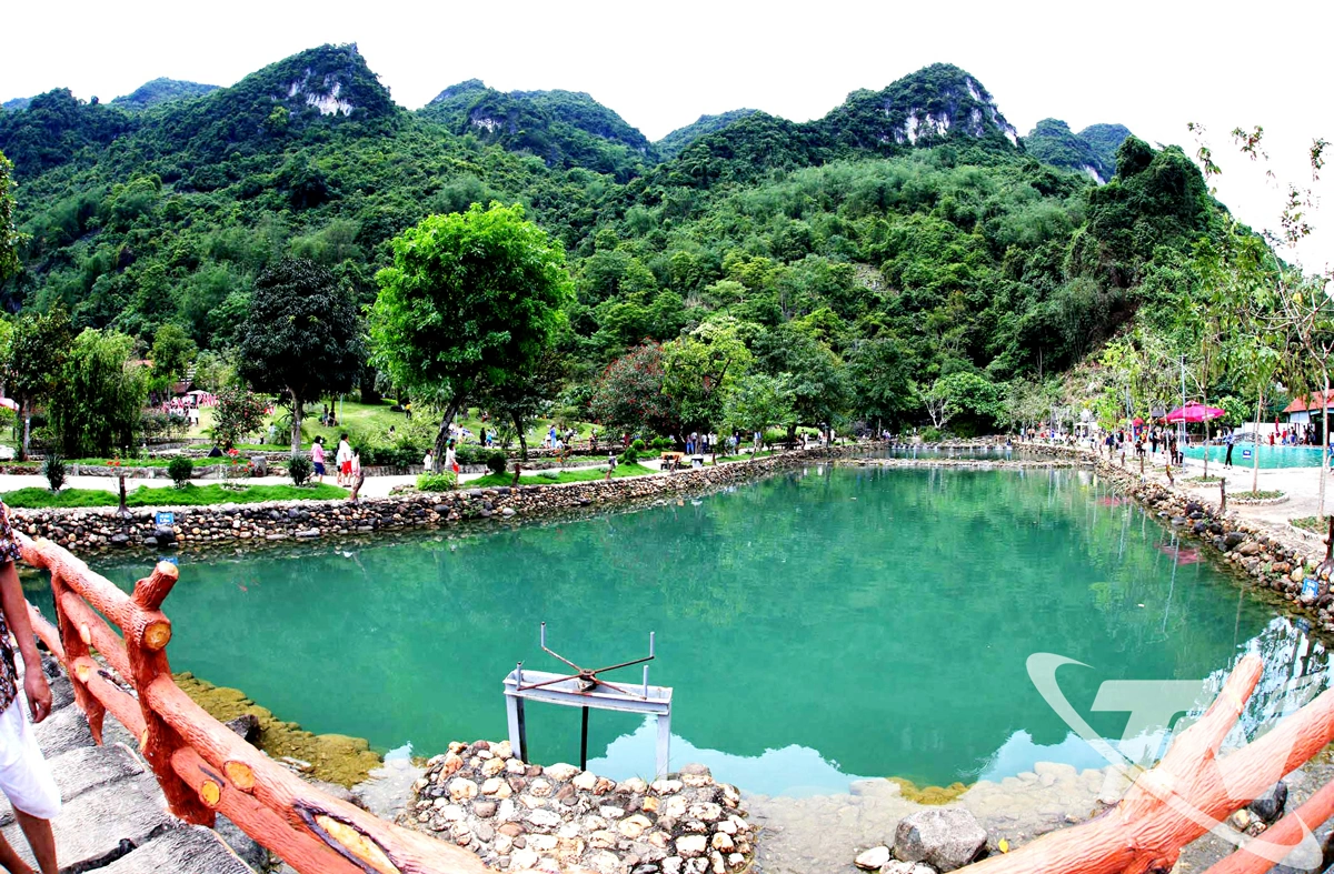 Sau hơn 20 năm được quan tâm đầu tư, quần thể danh thắng hang Phượng Hoàng - suối Mỏ Gà (xã Võ Nhai) đã trở thành điểm du lịch sinh thái hấp dẫn với đông đảo du khách. Ảnh: T.L