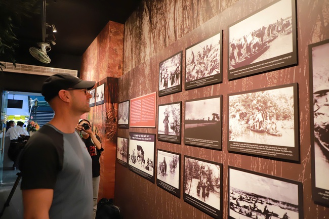 Khai mạc triển l&atilde;m trưng b&agrave;y chuy&ecirc;n đề &ldquo;Thời thanh xu&acirc;n tr&ecirc;n tuyến đường 1C huyền thoại&rdquo; - Ảnh 13.