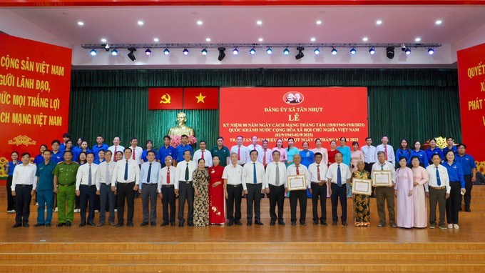 Đại biểu chụp hình lưu niệm. (Ảnh: SGGP)