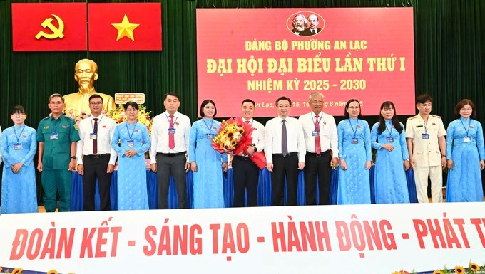 Đồng chí Nguyễn Thanh Nghị chúc mừng Ban Chấp hành Đảng bộ phường An Lạc. (Ảnh: SGGP)