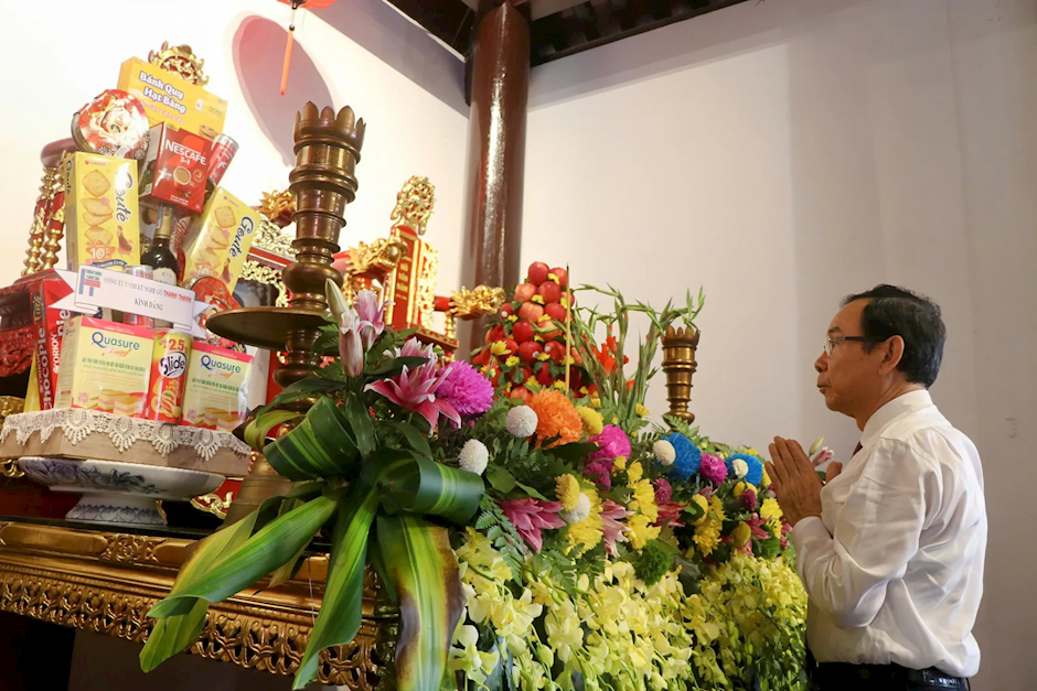 Đồng chí Nguyễn Văn Nên tri ân anh hùng liệt sĩ tại Nhà thờ Côn Đảo