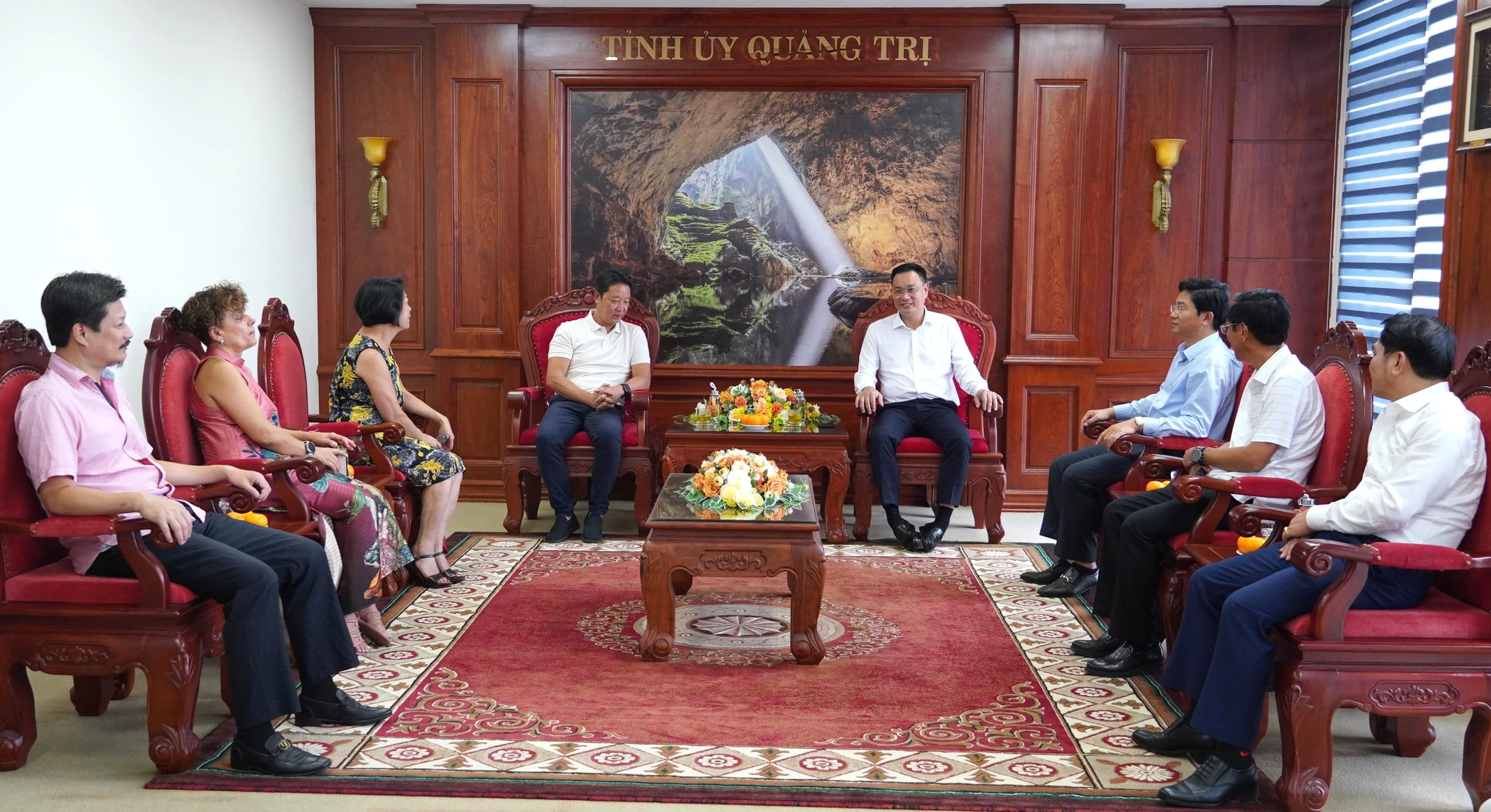 Bí thư Tỉnh ủy Lê Ngọc Quang tiếp đại diện gia đình Nhạc sĩ Hoàng Vân