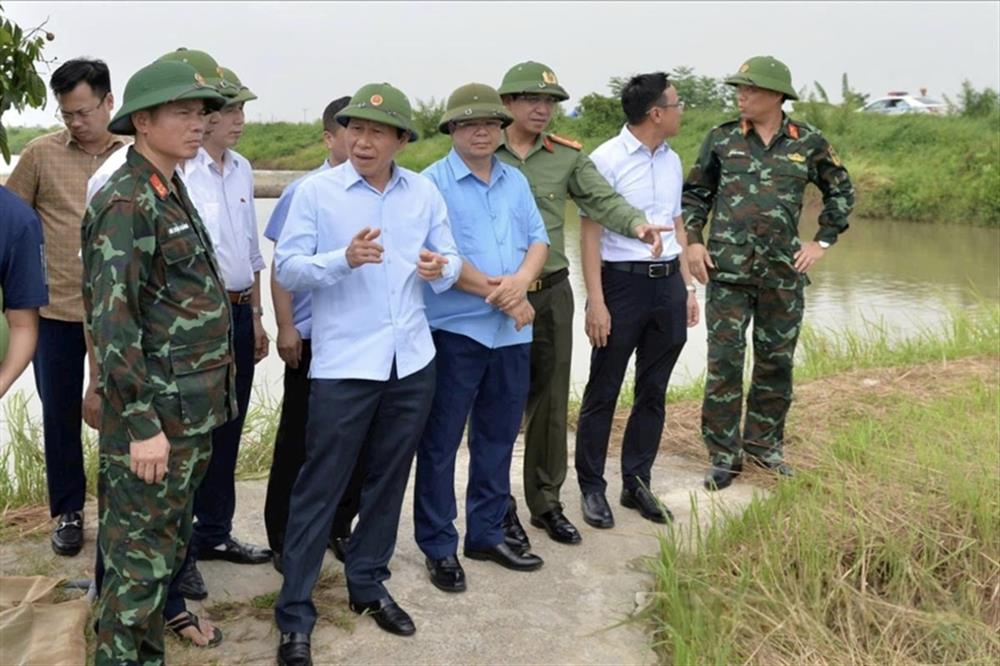 Đại tá Lê Đức Thành tham gia đoàn kiểm tra của thành phố do Bí thư Thành ủy Lê Tiến Châu làm trưởng đoàn, kiểm tra công tác phòng, chống bão số 3 tại xã Hà Đông.