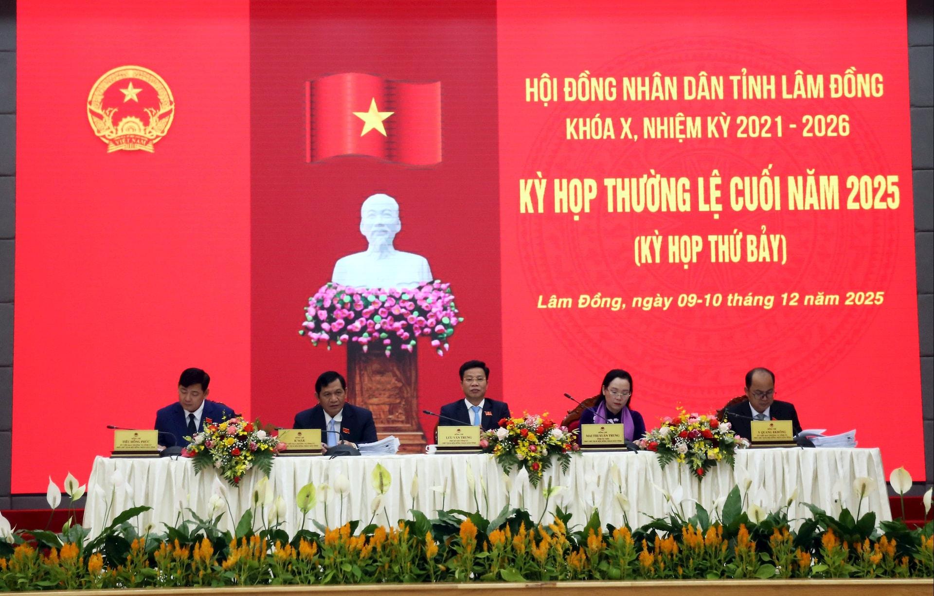 Các đồng chí Thường trực hội đồng nhân dân tỉnh điều hành kỳ họp