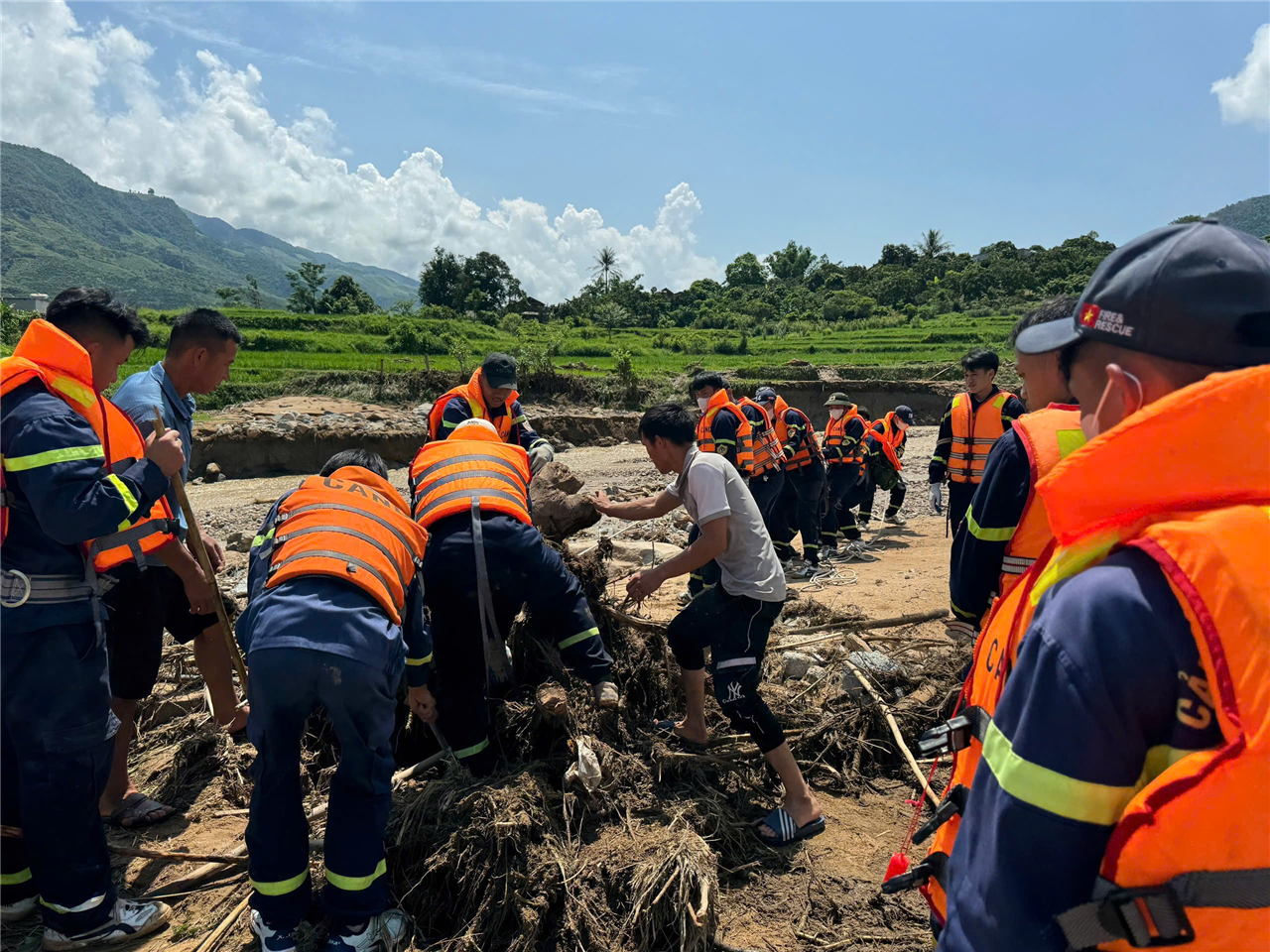 Lực lượng Công an vẫn đang nỗ lực từng giờ để tìm kiếm người mất tích.