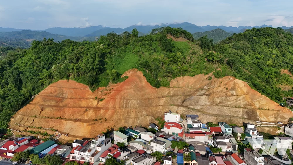 Khu đồi phía sau nhà ở của một số hộ dân ở tổ 4, phường Đức Xuân.