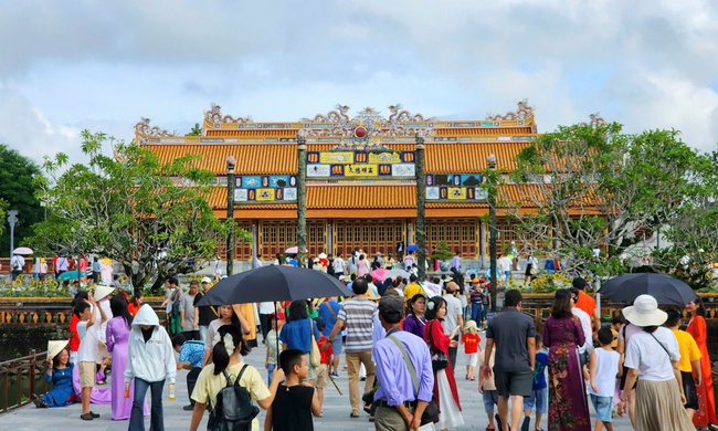Di sản Huế tăng trưởng mạnh về kh&aacute;ch v&agrave; doanh thu trong năm 2025 - Ảnh 1.