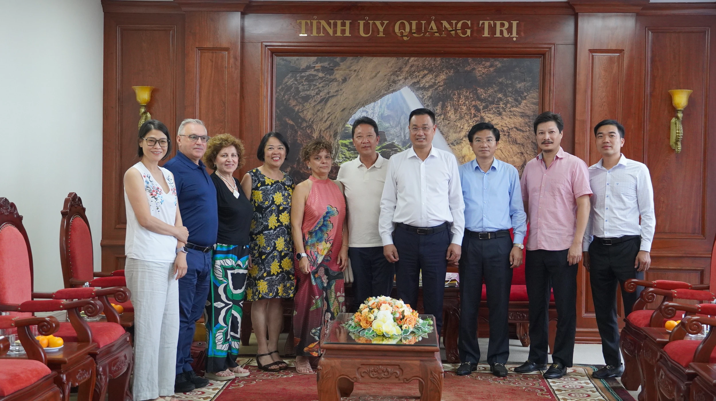 Bí thư Tỉnh ủy Lê Ngọc Quang tiếp đại diện gia đình Nhạc sĩ Hoàng Vân