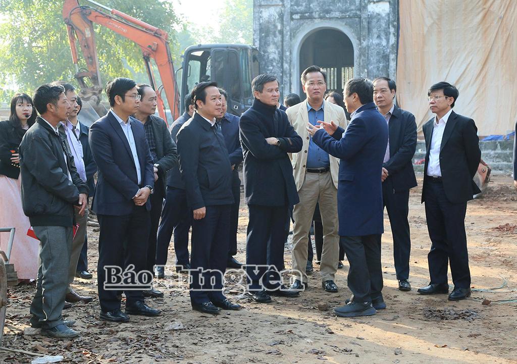 Đoàn khảo sát tại Văn Miếu Xích Đằng.