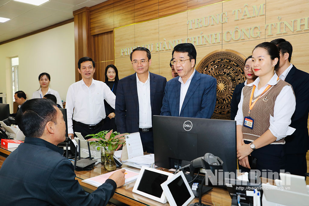 Đồng chí Nguyễn Thanh Bình, Phó Bí thư Tỉnh ủy, Chủ tịch UBND tỉnh thăm, kiểm tra Trung tâm Phục vụ hành chính công tỉnh.
