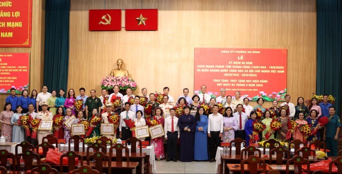 Đại biểu chụp hình lưu niệm