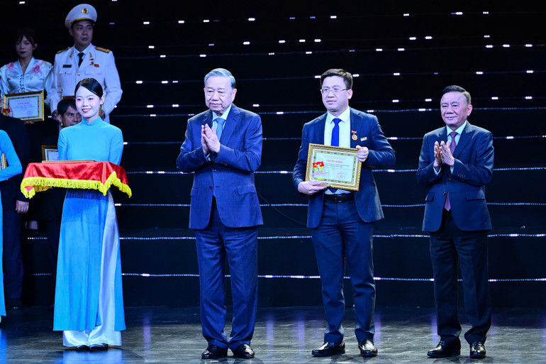 Tổng B&iacute; thư T&ocirc; L&acirc;m trao chứng nhận cho c&aacute;c điển h&igrave;nh ti&ecirc;u biểu. (Ảnh: BẢO LONG)