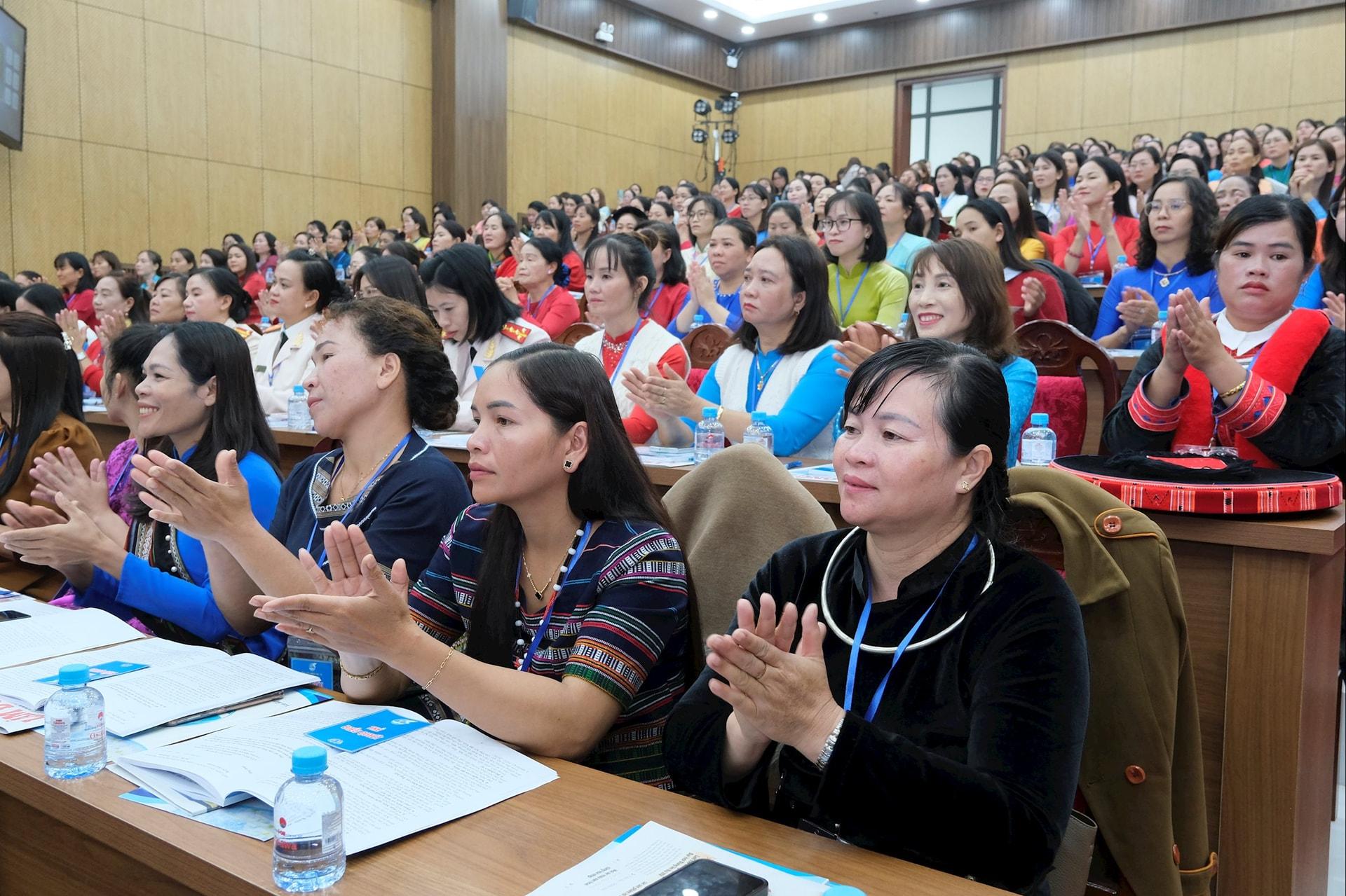 Đại biểu phụ nữ người dân tộc thiểu số tham dự Đại hoo