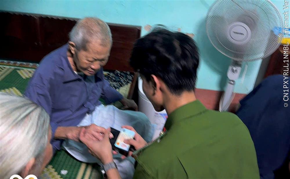 Các tổ công tác lưu động tranh thủ làm thêm cả buổi tối để thu nhận ADN đối với các trường hợp thân nhân liệt sĩ già yếu, đi lại khó khăn.