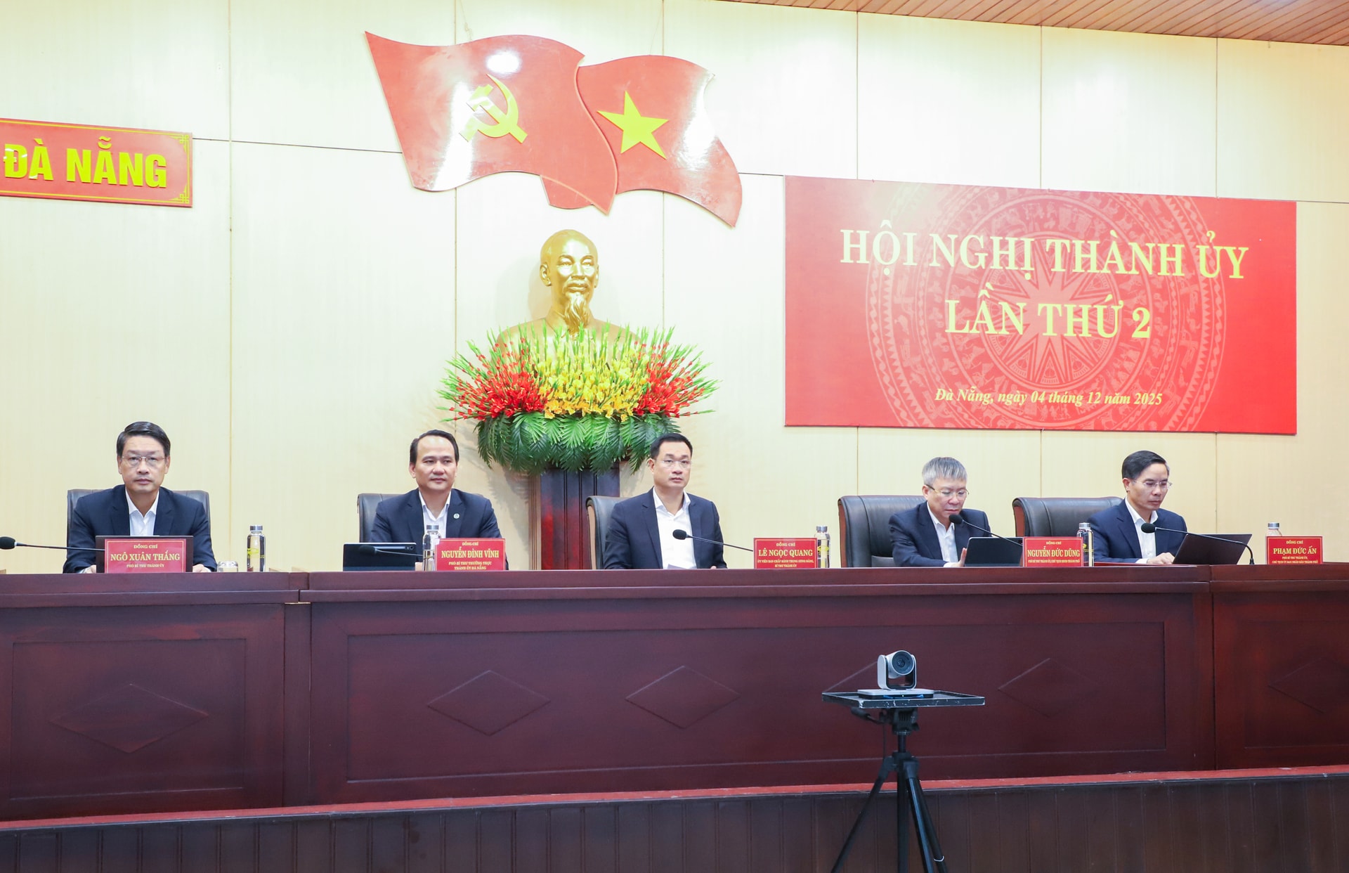 Thường trực Thành ủy chủ trì hội nghị. Ảnh: NGỌC PHÚ