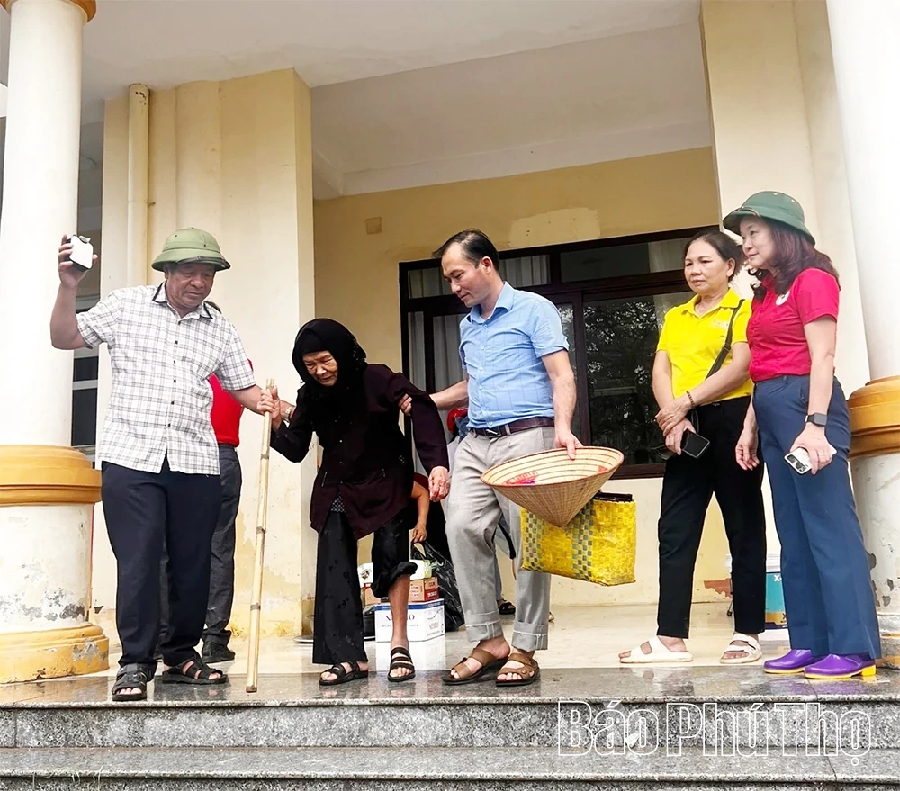 Trao 950 suất quà hỗ trợ người dân vùng lũ tỉnh Thái Nguyên