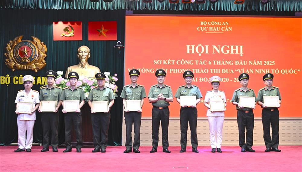 Đại tá Nguyễn Thái Bình, Phó Cục trưởng Cục Hậu cần trao Giấy khen của Cục hậu cần tặng các tập thể vì có thành tích xuất sắc trong phong trào thi đua Vì an ninh Tổ quốc.