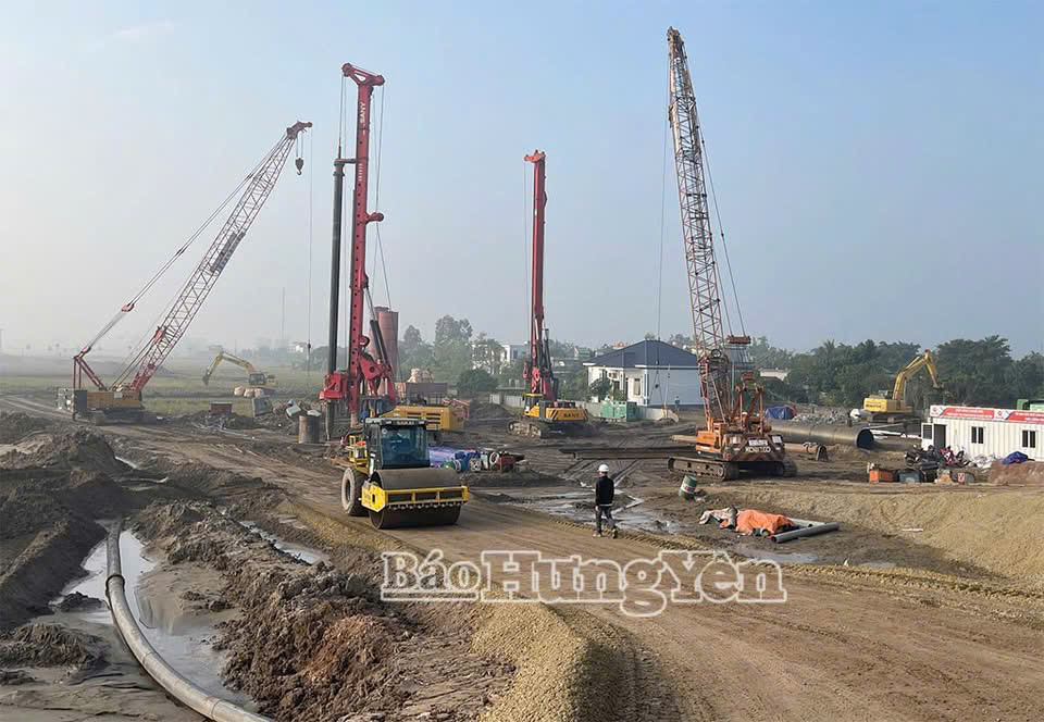 Phương tiện, nhân lực đẩy nhanh tiến độ thi công cầu vượt sông Trà Lý.