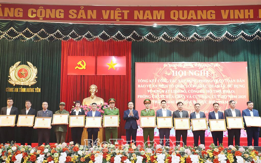 Đồng ch&iacute; Chủ tịch UBND tỉnh Phạm Quang Ngọc trao Bằng khen tặng c&aacute;c tập thể c&oacute; th&agrave;nh t&iacute;ch xuất sắc trong phong tr&agrave;o to&agrave;n d&acirc;n bảo vệ an ninh Tổ quốc; c&oacute; th&agrave;nh t&iacute;ch xuất sắc trong c&ocirc;ng t&aacute;c quản l&yacute;, sử dụng vũ kh&iacute;, vật liệu nổ, c&ocirc;ng cụ hỗ trợ v&agrave; ph&aacute;o; c&oacute; th&agrave;nh t&iacute;ch xuất sắc trong c&ocirc;ng t&aacute;c ph&ograve;ng ch&aacute;y, chữa ch&aacute;y v&agrave; cứu nạn, cứu hộ.