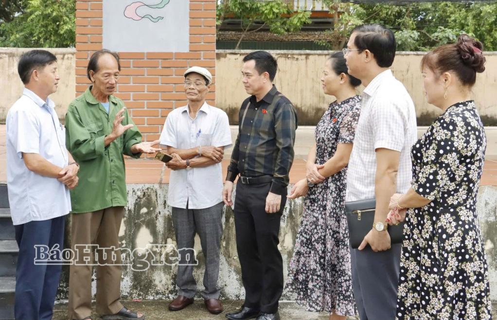 C&aacute;c đại biểu Quốc hội tỉnh khảo s&aacute;t thực tế việc thực hiện Luật Di sản văn h&oacute;a tại Chiếng ch&egrave;o l&agrave;ng Khuốc (x&atilde; Đ&ocirc;ng Ti&ecirc;n Hưng).