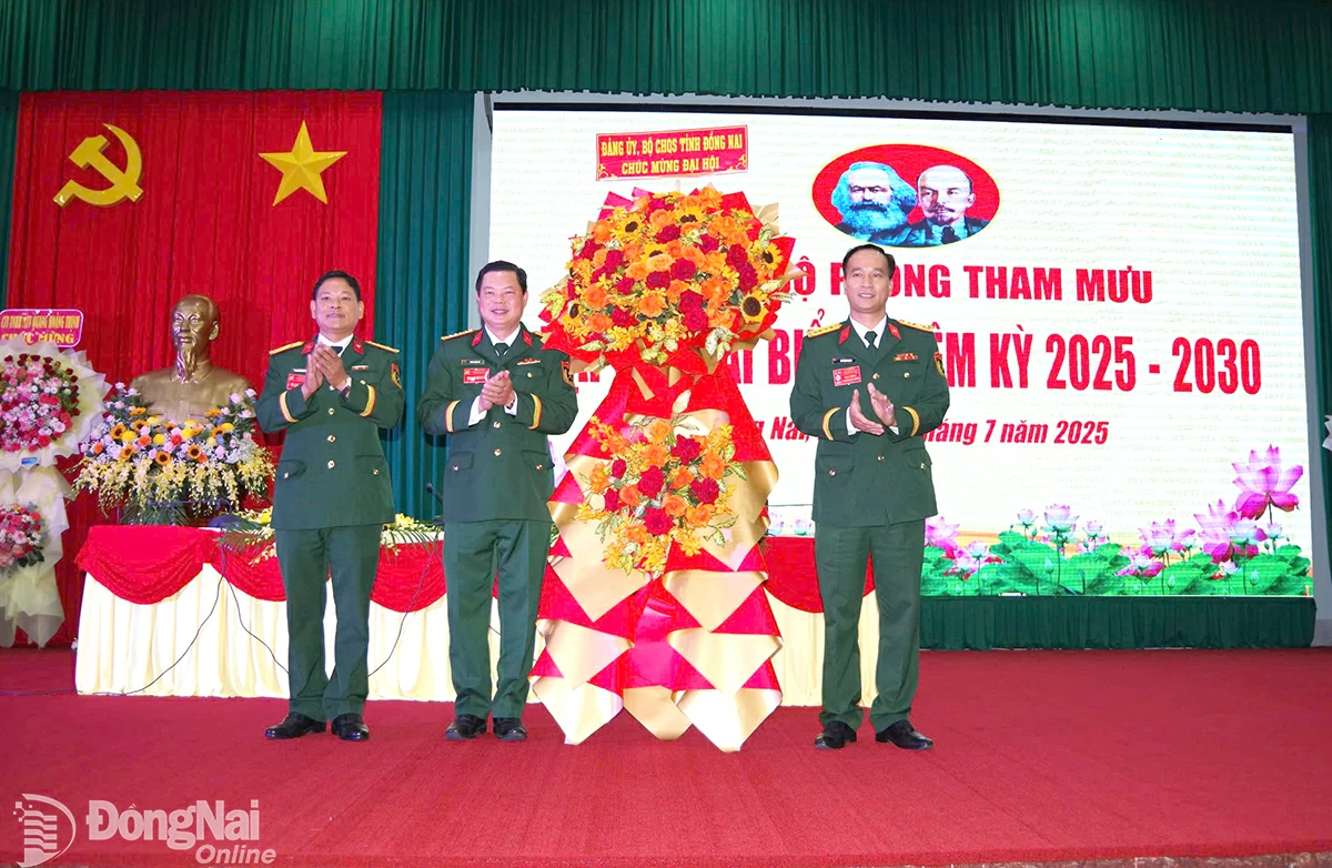Đảng ủy Bộ Chỉ huy quân sự tỉnh chúc mừng Đại hội. Ảnh: Thanh Hải    