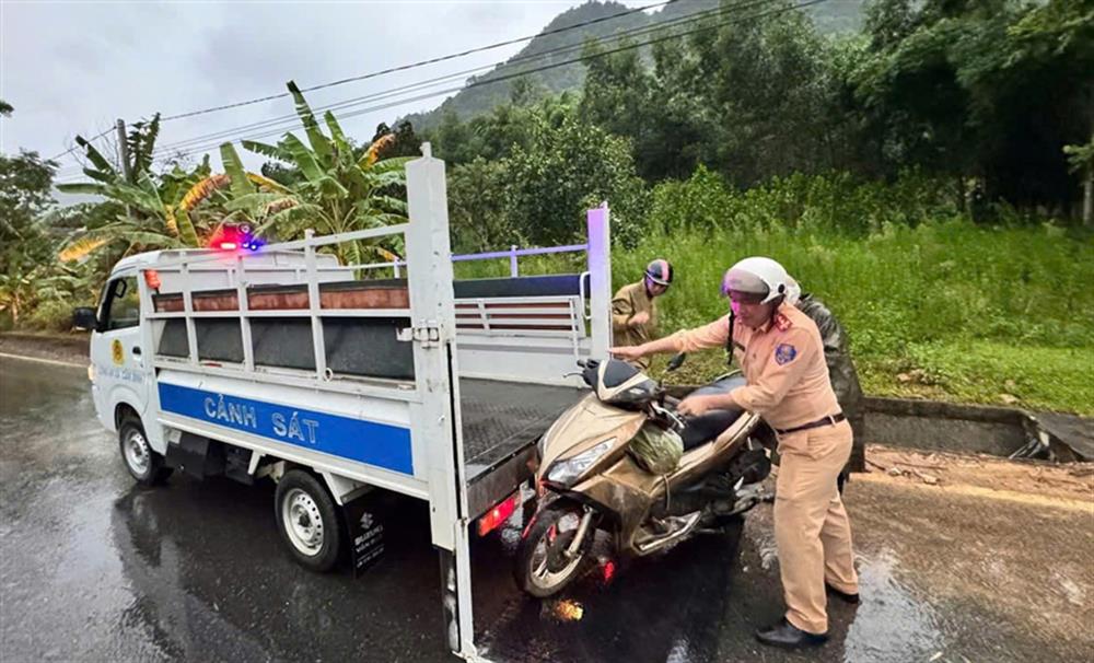 Lực lượng Công an giúp người dân di chuyển đến nơi an toàn.