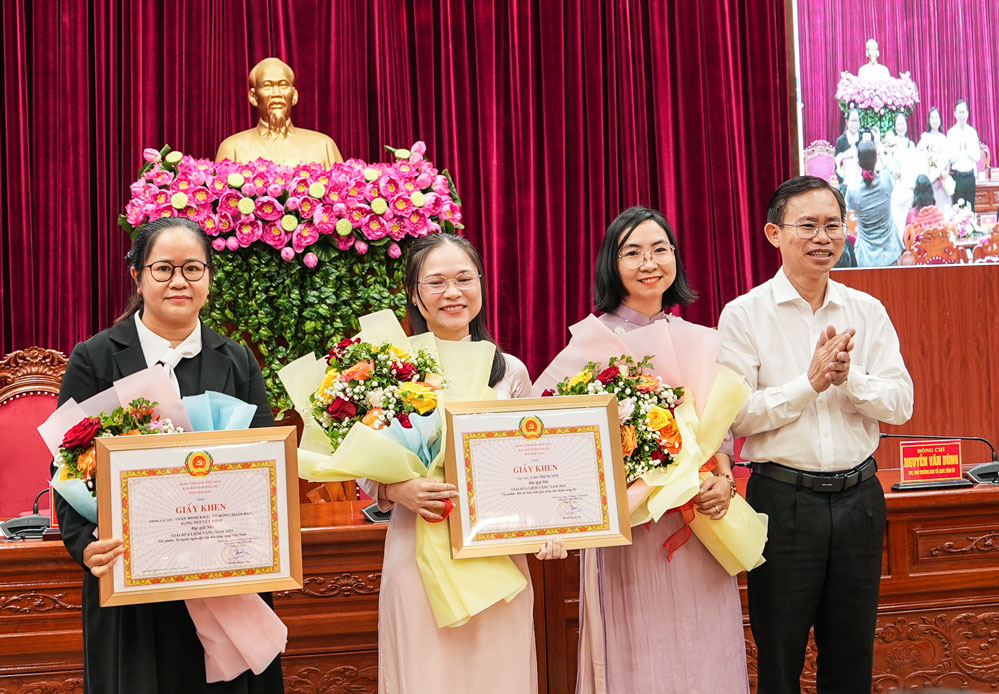 Trưởng Ban Tổ chức Tỉnh ủy &ndash; Nguyễn Văn Hiếu trao giải Nh&igrave; cho c&aacute;c t&aacute;c giả, nh&oacute;m t&aacute;c giả.