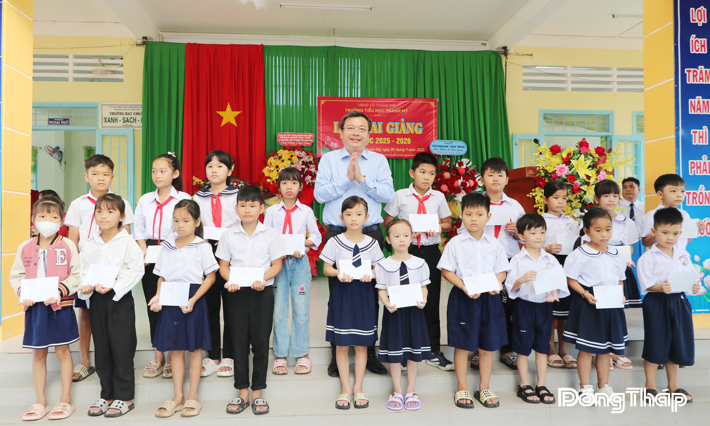 Trưởng Ban Nội chính Tỉnh ủy Phan Văn Thương trao học bổng của lãnh đạo tỉnh cho học sinh có hoàn cảnh khó khăn vượt khó học giỏi của Trường Tiểu học Thanh Mỹ (xã Thanh Mỹ).