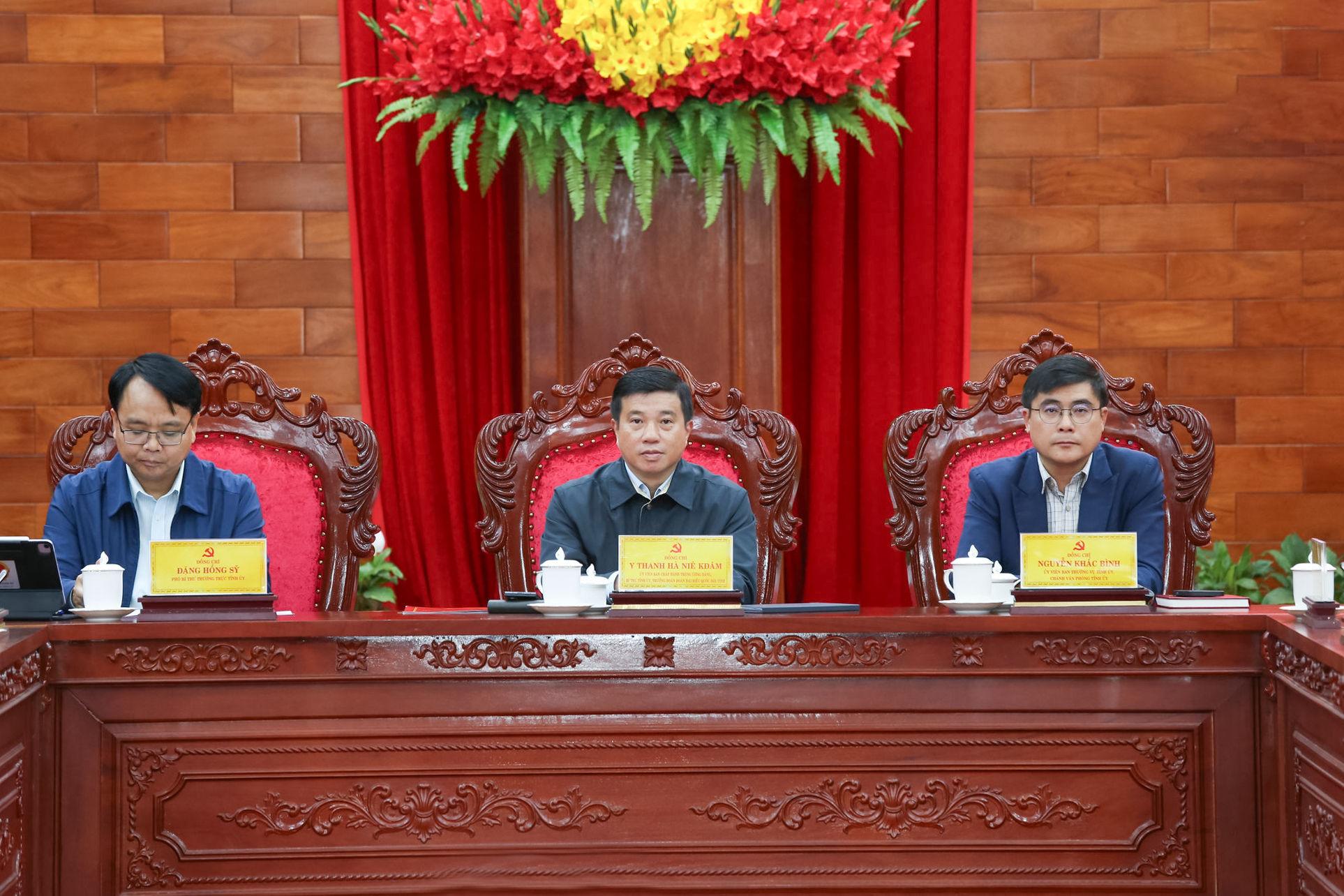 cac-dong-chi-y-thanh-ha-nie-kdam-dang-hong-sy-va-nguyen-khac-binh-chu-tri-hoi-nghi(1).jpg