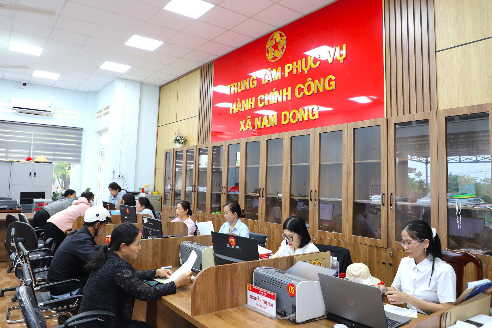 Người dân đến giao dịch tại Trung tâm Phục vụ hành chính công xã Nam Dong