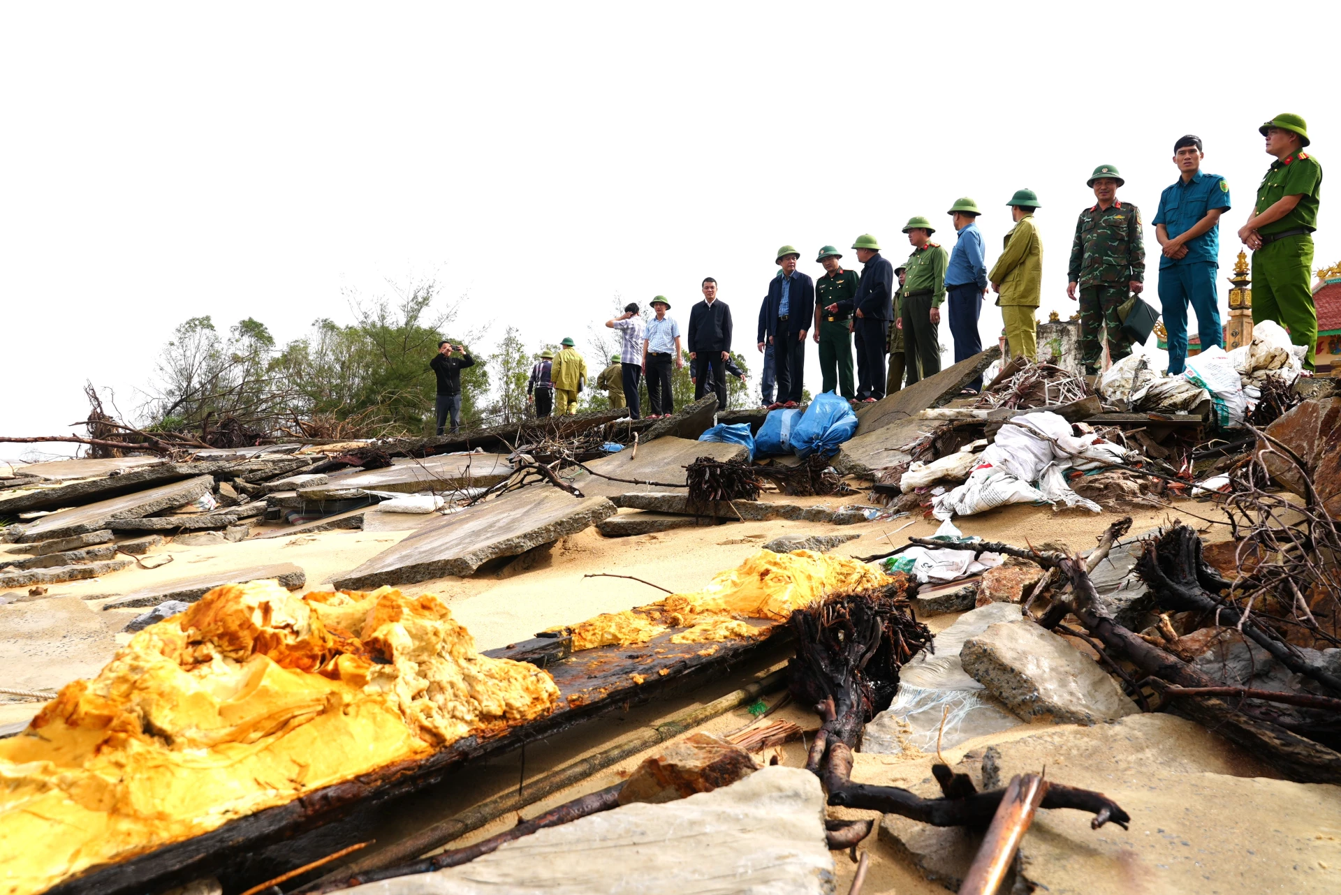 Tuyến kè dài hàng trăm mét bị sạt lở ảnh hưởng đến đời sống của người dân - Ảnh: Trung Đức