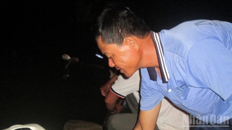 Ngư dân cập bến mang cá lên chợ.