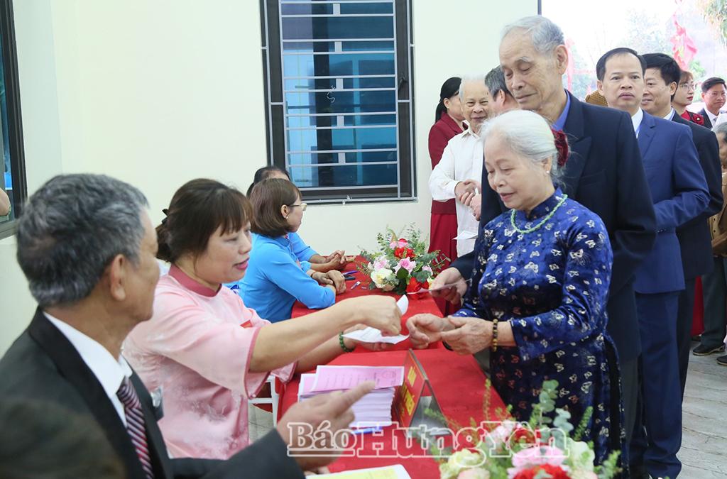 Cử tri Trần Thị Mai, 80 tuổi, 59 năm  tuổi Đảng, ở thôn Phúc Bồi, xã Quỳnh Phụ)cùng các cử tri xếp hàng làm thủ tục để bỏ phiếu bầu cử. Ảnh: Thu Hiền