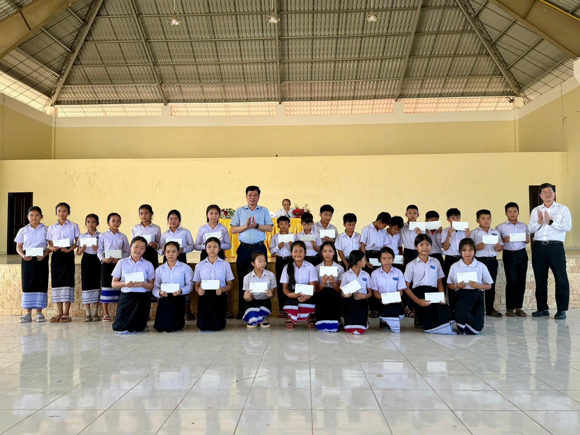 Trao tặng học bổng tại Trường THPH&THCS Bolykhan, Bolykhamxay