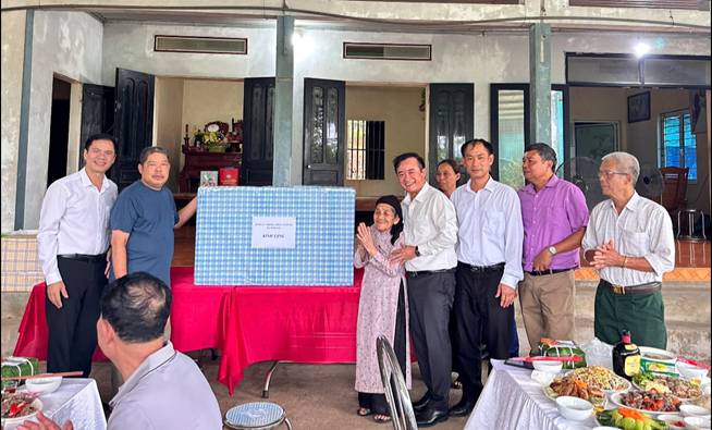 Ủy ban MTTQ x&atilde; Suối Hai tổ chức chương tr&igrave;nh &ldquo;Bữa cơm tri &acirc;n&rdquo; tại gia đ&igrave;nh Mẹ Việt Nam Anh h&ugrave;ng Đinh Thị L&ecirc;