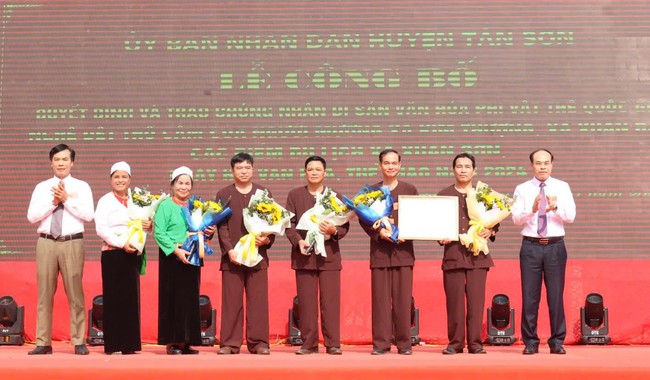 Phú Thọ: Phụ nữ Mường gìn giữ nghề dệt thổ cẩm – hướng phát triển kinh tế gắn với du lịch giúp giảm nghèo bền vững - Ảnh 1. Phú Thọ: Phụ nữ Mường gìn giữ nghề dệt thổ cẩm – hướng phát triển kinh tế gắn với du lịch giúp giảm nghèo bền vững - Ảnh 1.