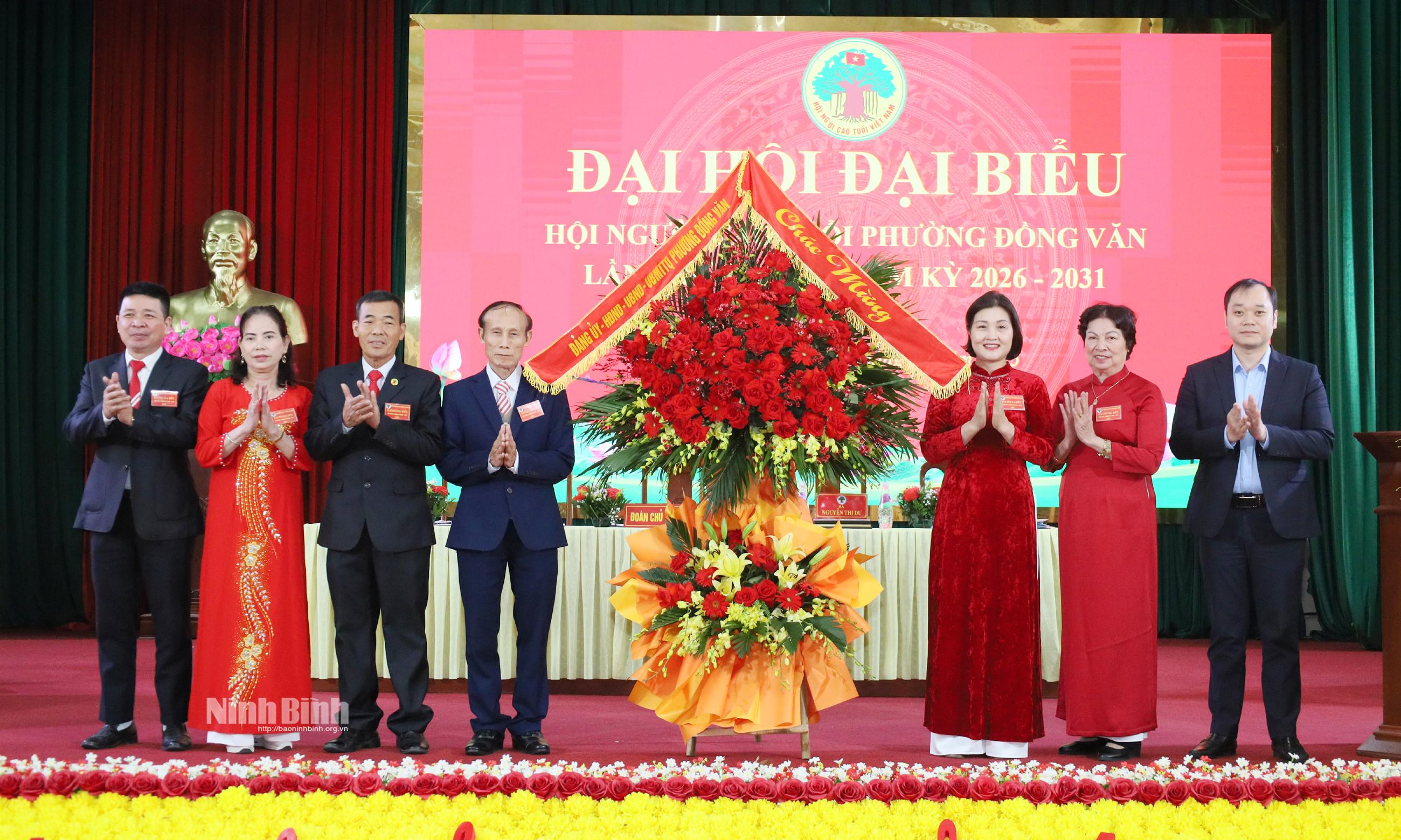 L&atilde;nh đạo phường Đồng Văn tặng hoa ch&uacute;c mừng Đại hội.