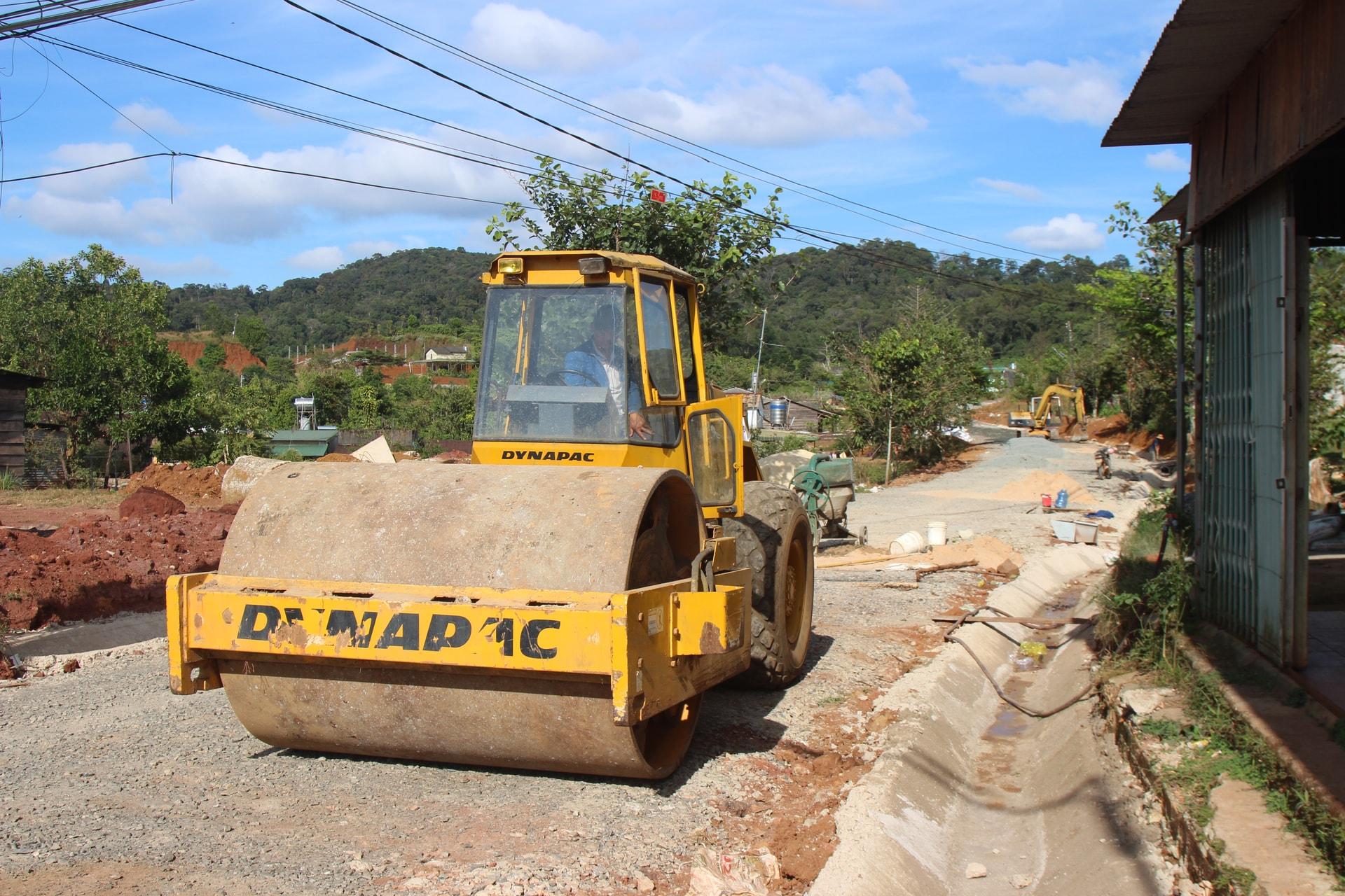 Đường v&agrave;o th&ocirc;n Hang Ka Lộc Bảo đang gấp r&uacute;t thực hiện để b&agrave; con mừng xu&acirc;n, đ&oacute;n ết