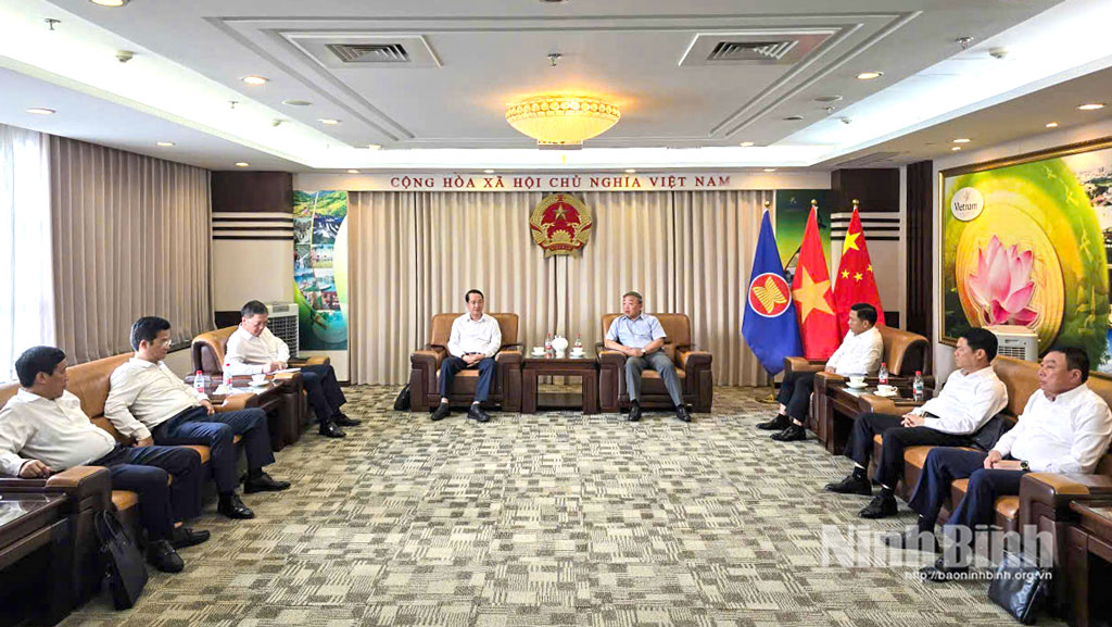 Đoàn công tác xúc tiến đầu tư, thương mại, du lịch tỉnh Ninh Bình làm việc với Tổng Lãnh sự quán Việt Nam tại Thượng Hải. (Ảnh do Đoàn cung cấp)