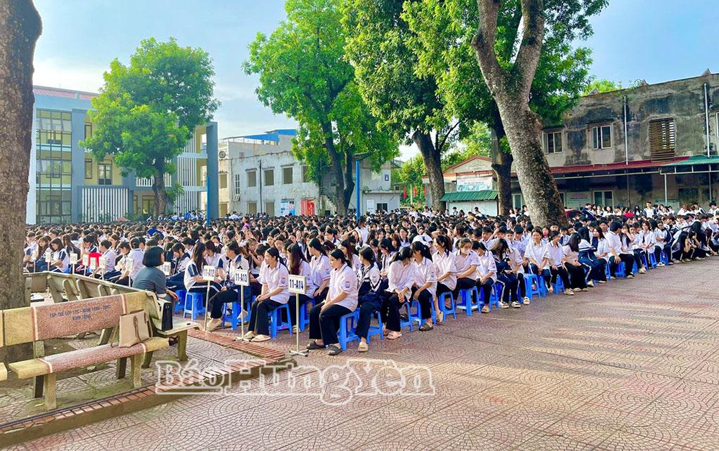 Buổi tuyên truyền thu hút hơn 2.000 cán bộ, giáo viên, học sinh tham gia.