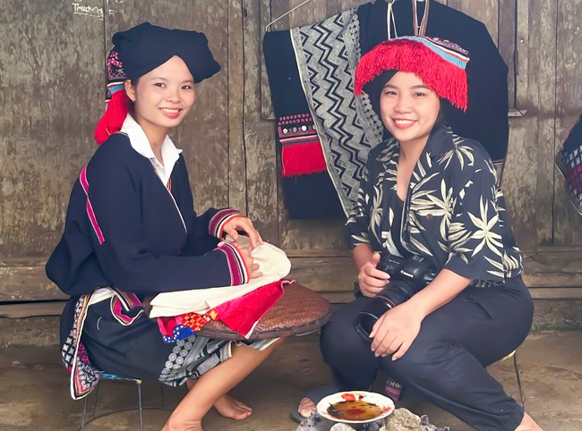 Người Dao Tiền gìn giữ văn hóa vẽ sáp ong trên vải – điểm nhấn du lịch, giúp ổn định sinh kế và giảm nghèo bền vững ở Xuân Sơn - Ảnh 3. Người Dao Tiền gìn giữ văn hóa vẽ sáp ong trên vải – điểm nhấn du lịch, giúp ổn định sinh kế và giảm nghèo bền vững ở Xuân Sơn - Ảnh 3.