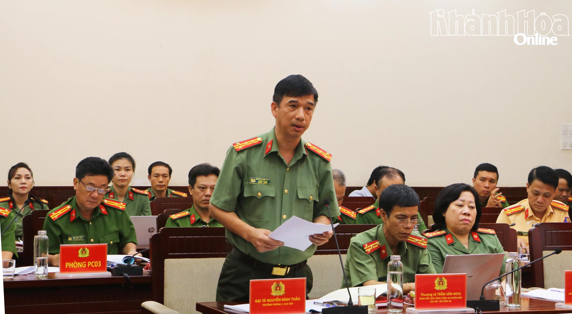Lãnh đạo Phòng 2, Cục Công tác chính trị trình bày tham luận tại hội thảo.